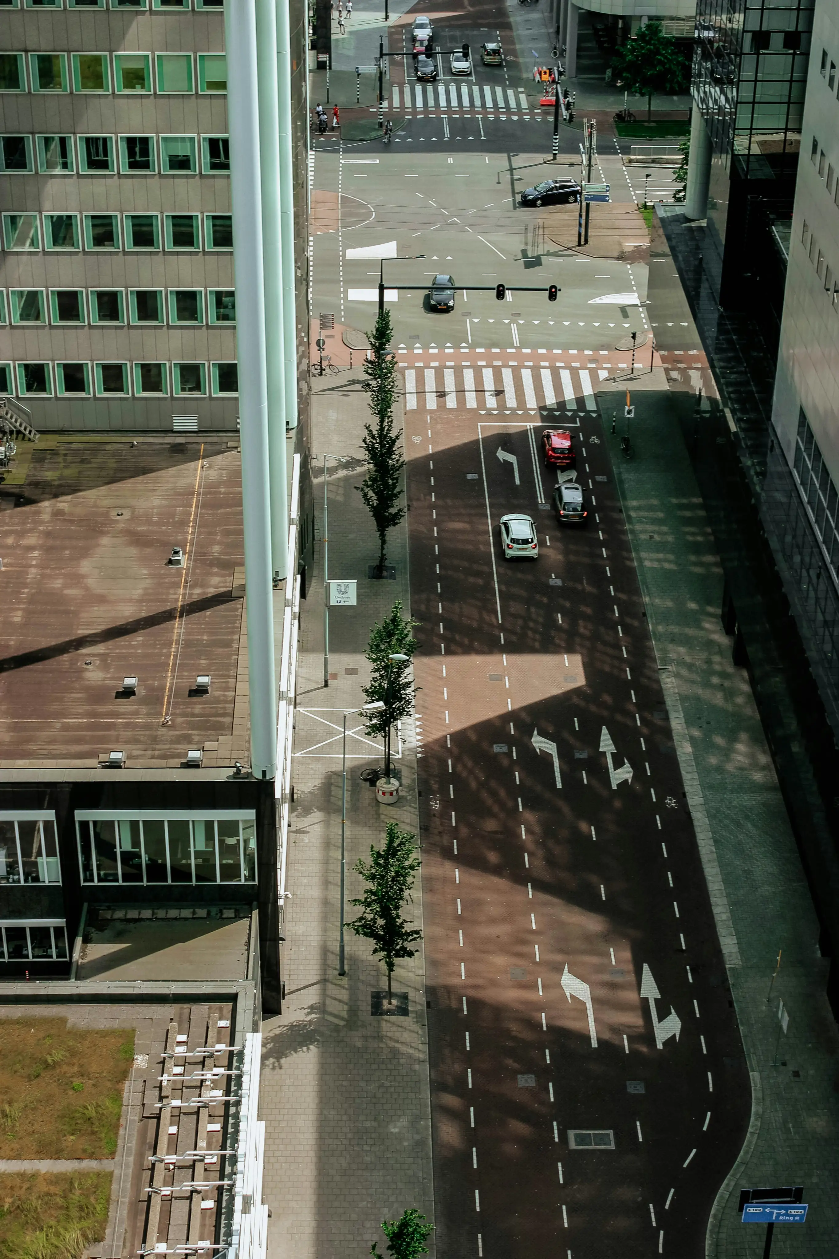 Road infrastructure, sidewalks and bicycle lanes